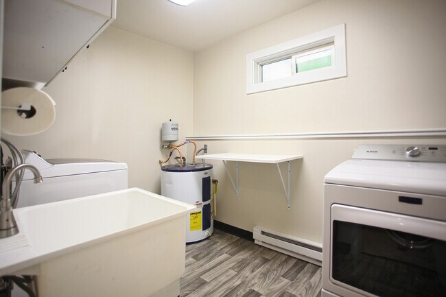 huge laundry room with laundry sink - 417 E Foster Ave
