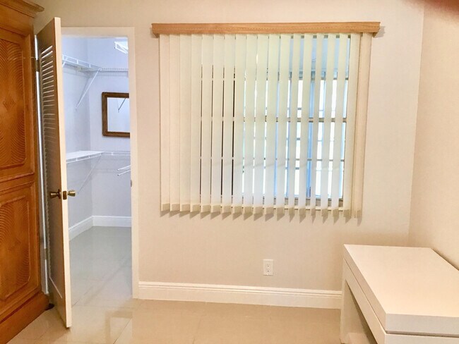 Building Photo - 1004 Newcastle A