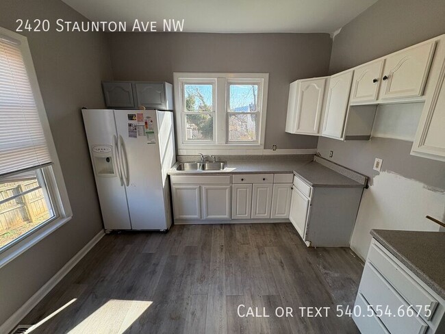 Building Photo - 4 Bed 2 Bath House off Orange Ave! (EXCUSE...