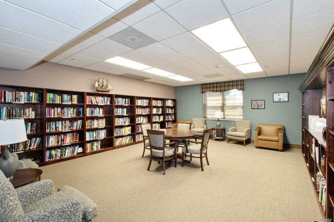 Building Photo - 565 Albany Ave