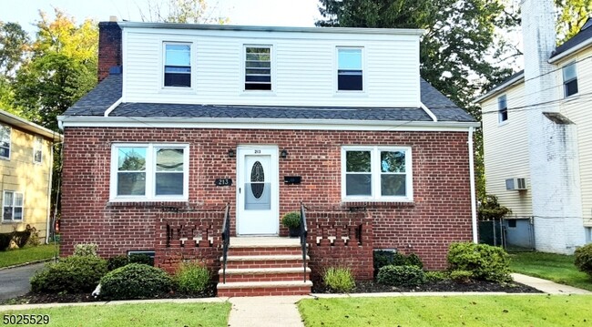 Primary Photo - 213 Linden Ave