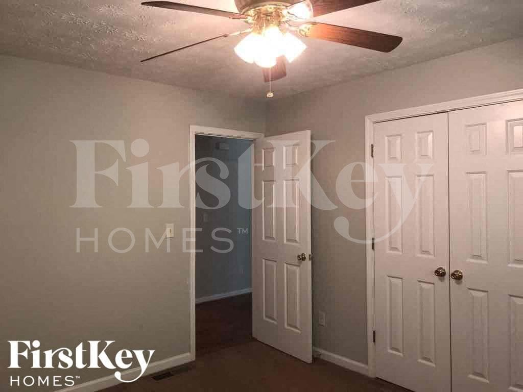 Building Photo - 5036 Balus Dr