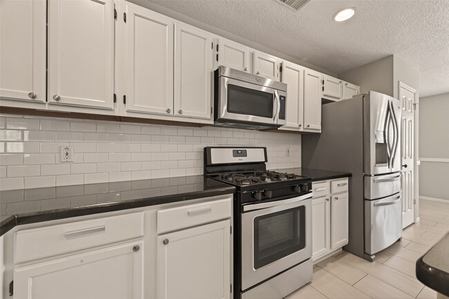 Building Photo - 27 Lush Meadow Pl