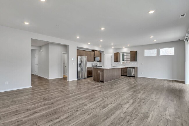 Building Photo - Spacious Puyallup Home with Room for the E...