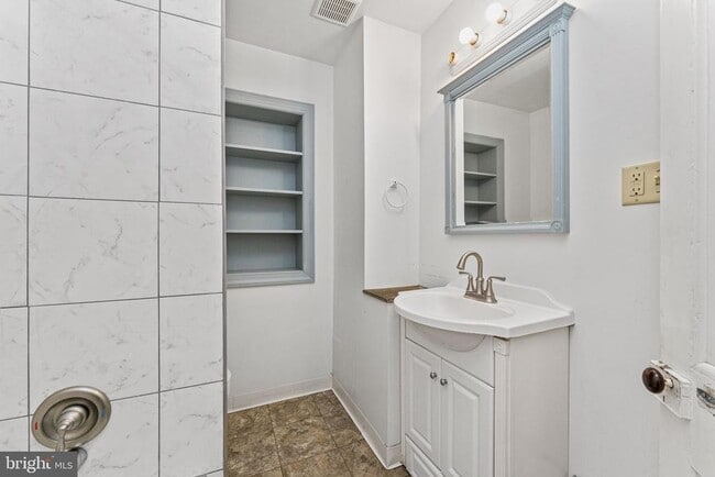 Building Photo - 255 Noble St