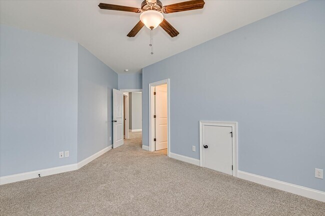 Building Photo - 3067 Rosewood Dr