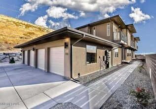 Building Photo - 770 Bluffs Ct