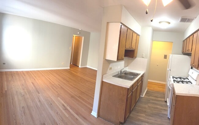 Building Photo - 5420 N Kenmore Ave