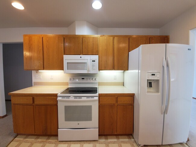 Building Photo - 810 S Dawes St