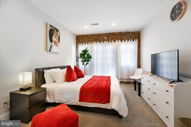 Building Photo - 919 Eastern Ave