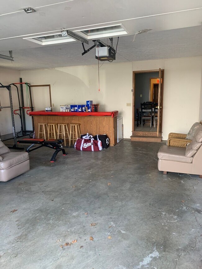 Building Photo - *** AVAILABLE AUGUST 2027 *** 3 Bedroom - 2 Bath Home (Great for a large group!)