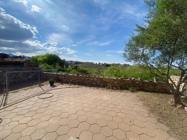 Building Photo - Nice townhome located off Foothills and Telshor.