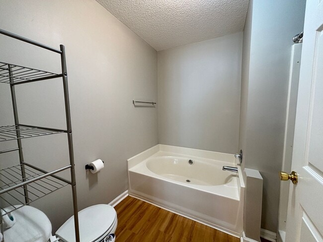 Building Photo - 2 Br 2 Bath Move In Ready!