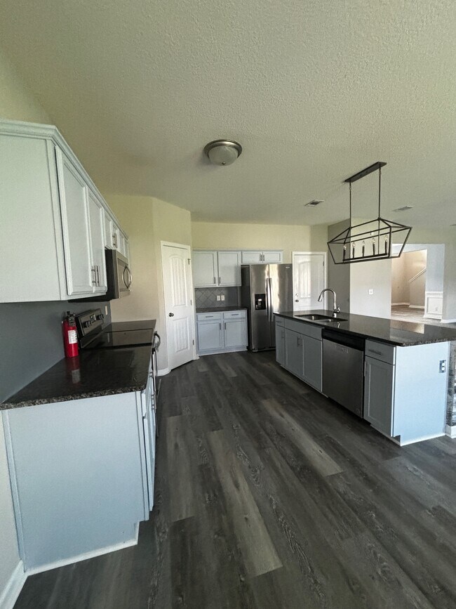 Building Photo - 653 Red Oak Ln