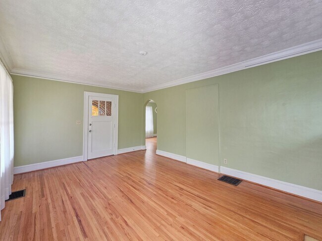 Building Photo - Charming East Point Duplex with Modern Updates & Private Yard - Housing Vouchers accepted