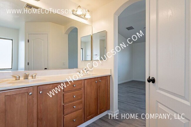 Building Photo - 6645 E Gehrig Ln