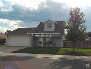Building Photo - Three Bedroom Home with primary bedroom on...
