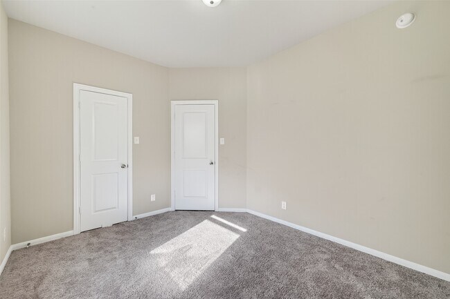 Building Photo - 2422 Agassiz Dr