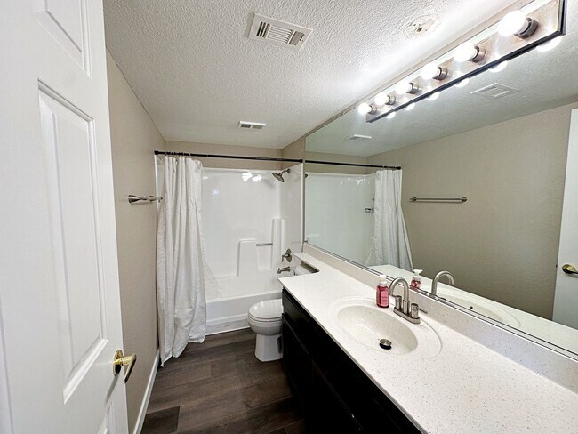 Building Photo - 1 MONTH FREE***REMODELED 2 BEDROOM DOWNSTAIRS CONDO IN GATED COMMUNITY