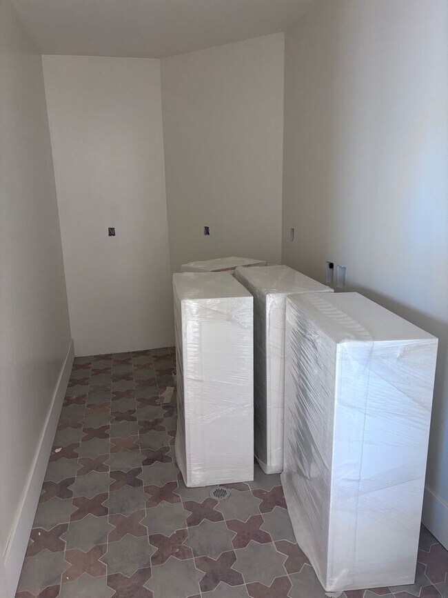 Building Photo - 5 bed 4.5 bath home with pool in Crimson Cliff Boundary