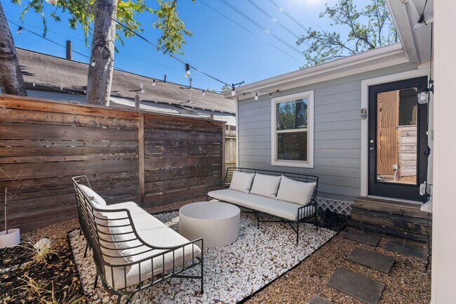 Building Photo - 721 W 12th St