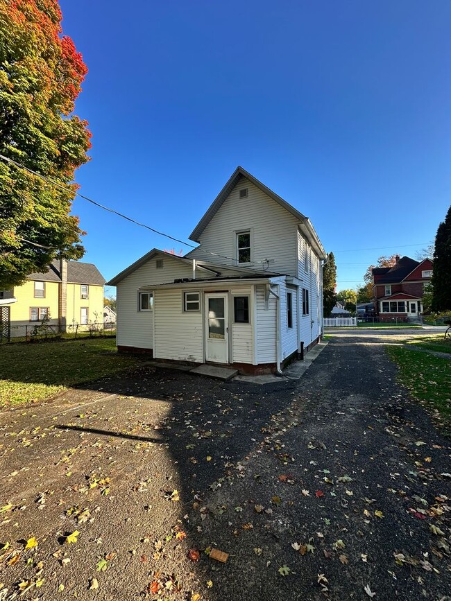 Building Photo - Three Bedroom House in Battle Creek