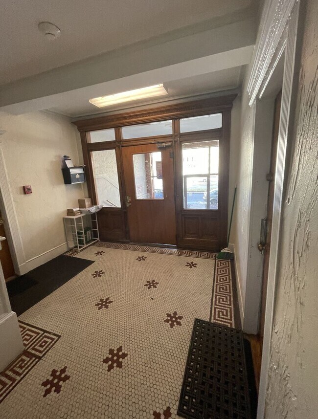 Building Photo - 3-bed w/ H+HW on GL-B