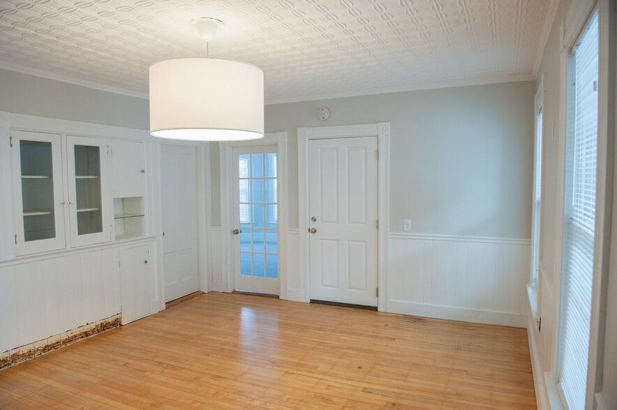 Dining Area - 562 Rimmon St