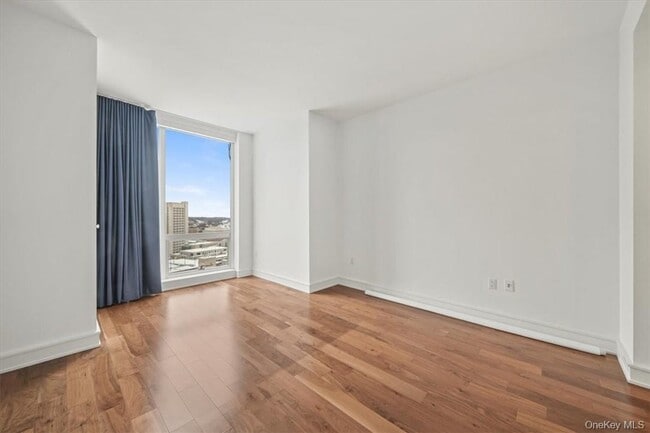 Building Photo - 5 Renaissance Square