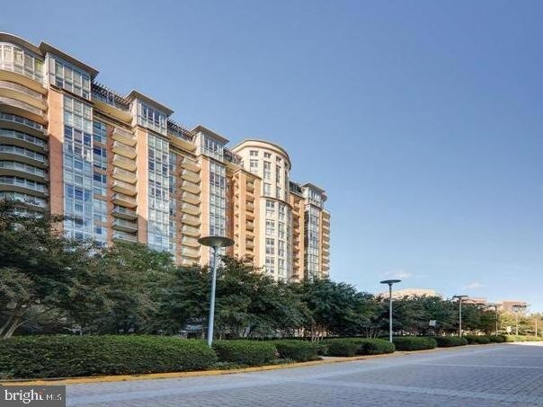 Building Photo - 8220 Crestwood Heights Dr
