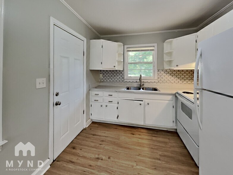 Building Photo - 1156 N Parkwood Dr