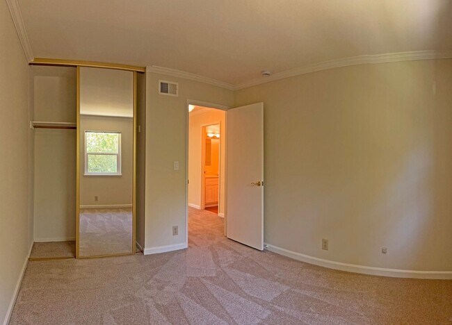 Building Photo - Beautifully Updated 3 Bedroom, 2.5 Bathroom Townhome!