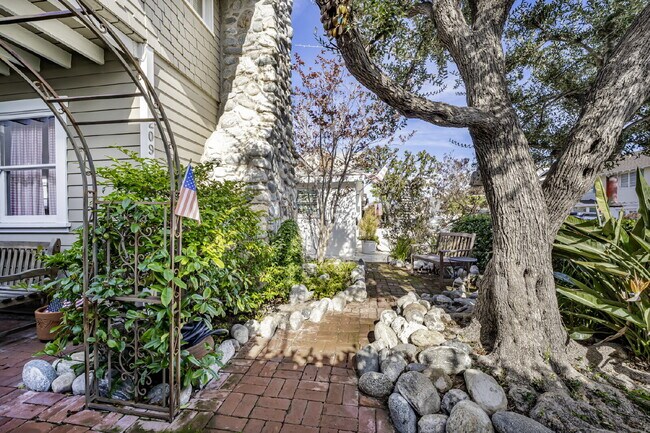 Building Photo - "Charming 4-Bedroom Classic Cottage & Cozy Fireplace in heart of Balboa