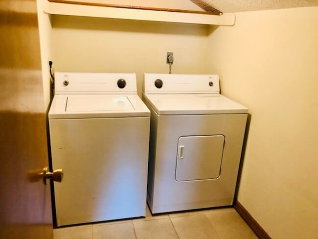 Building Photo - Updated 3 bed 2 bath with 2 car garage and a pool!