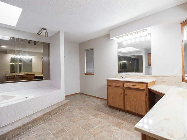 Building Photo - Spacious 3BD/2.5 BTH 2 Car Garage, Minutes from Tinker AFB