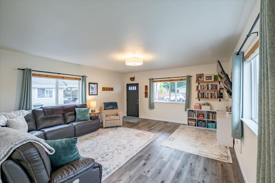 Building Photo - 365 S 15th St