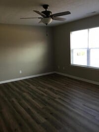 Building Photo - 622 Oakcrest Dr
