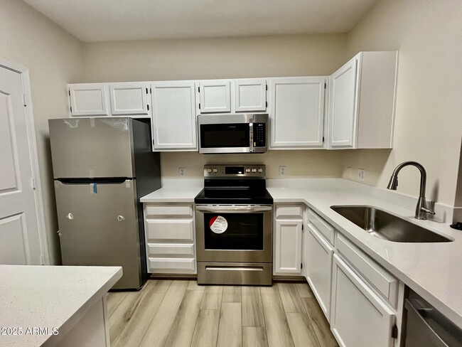Building Photo - 16013 S Desert Foothills Pkwy