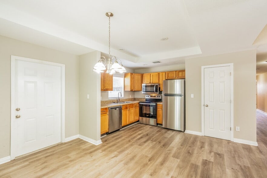 Building Photo - 674 15th Ave S