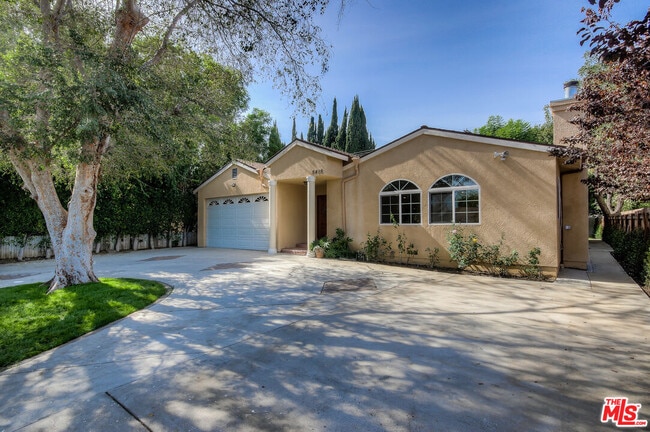 Building Photo - 5415 Fallbrook Ave