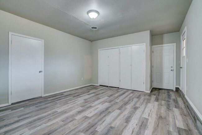 Building Photo - Beautifully Remodeled 3 or 4 bedroom with ...