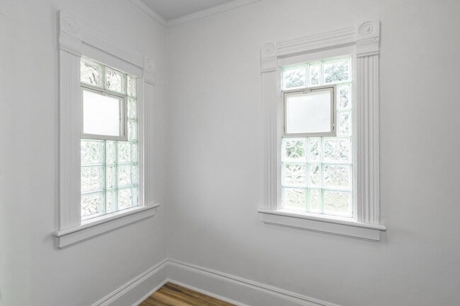 Building Photo - 2 Bed Home with Large Yard & Covered Porch – $1,295/mo