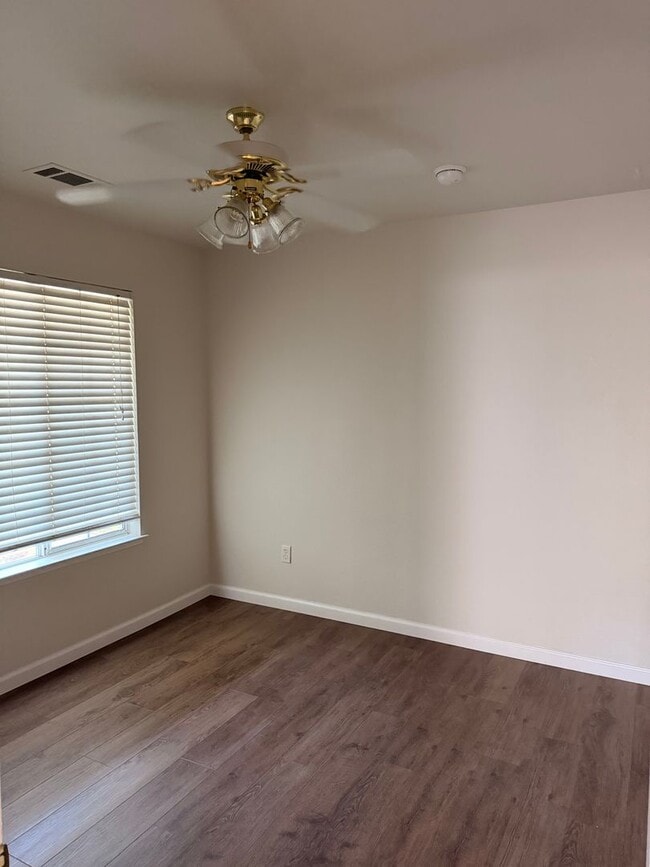 Building Photo - 3-bedroom, 2-bath home in great neighborhood!