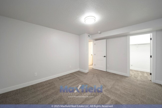 Building Photo - Spacious Twin Home - EV friendly - North S...