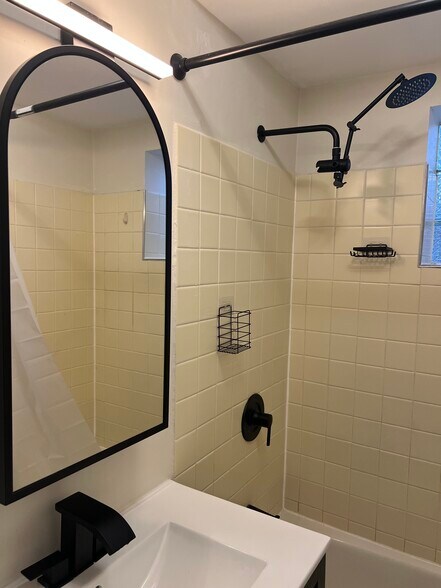additional bathroom view - 2446 W Thomas St