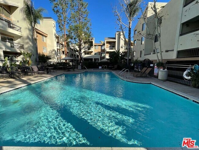 Building Photo - 5535 Canoga Ave