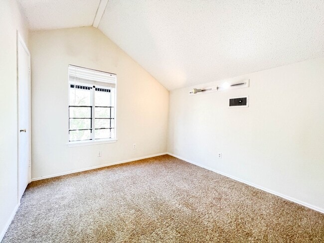 Building Photo - 1301 Pitcairn Dr