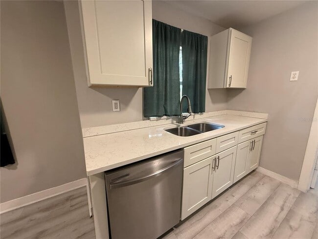 Building Photo - 2221 23rd Ave S