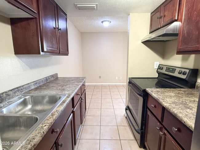 Building Photo - 5244 W Lynwood St