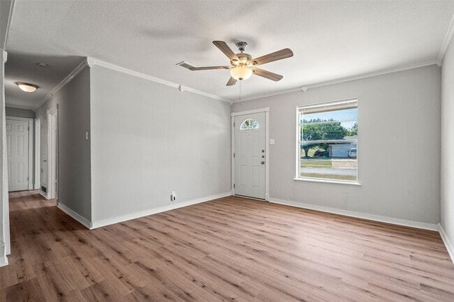 Building Photo - 810 S Western Hls Dr